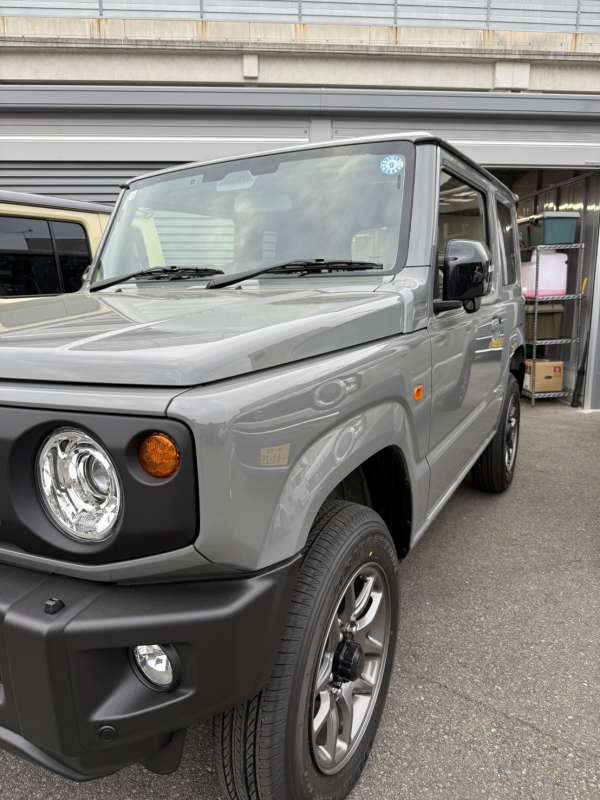 グレーのジムニー（軽四）XCグレード