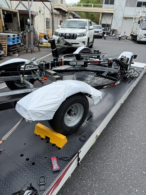 積載車に乗せられたスマートで堅牢なブラックフレーム